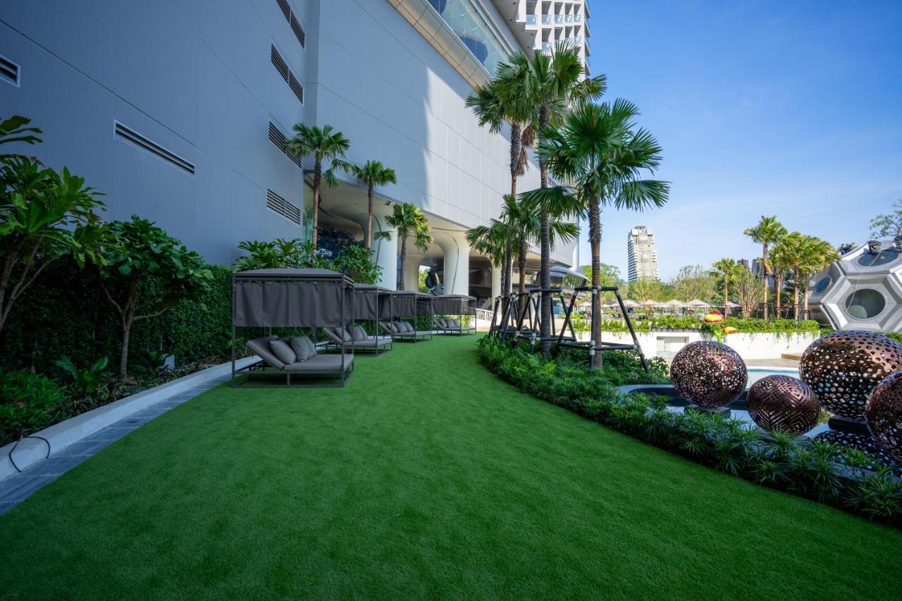 Grande Centre Point Space Pattaya Exterior foto Artificial grass at a condominium